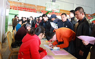 招聘会现场人头攒动热闹非凡,最新的招聘会在哪举办