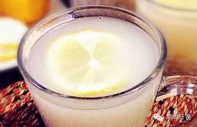 白天喝柠檬水被太阳晒了会变黑吗,蜂蜜柠檬水白天喝皮肤会变黑吗