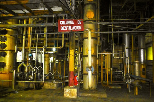 这是以甘蔗为原料酿出来的蒸馏烈酒