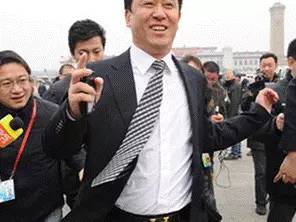 告诉你|吃着热干面,系着爱马仕,你不知道的许家印