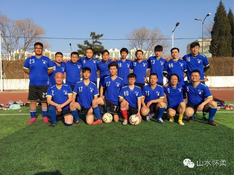 所有人别再拘于眼前的苟且，怀柔首届业余⚽联赛即将开赛，我们在寻找爱⚽的你，还不赶紧跳到球场来？