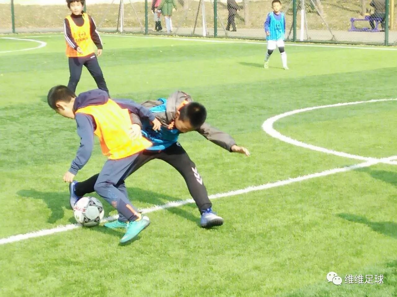 足球大场怎么抢球视频教程,足球新手简单断球教学