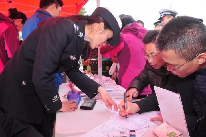 122全国文明交通安全日启动仪式,122全国交通安全日交警来到校园