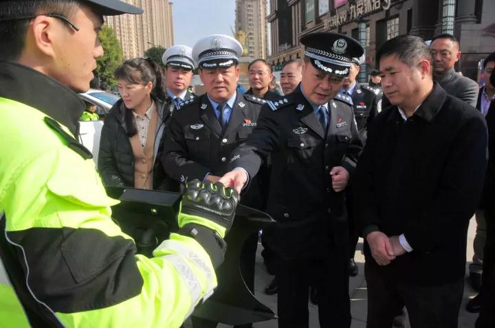 122全国文明交通安全日启动仪式,122全国交通安全日交警来到校园