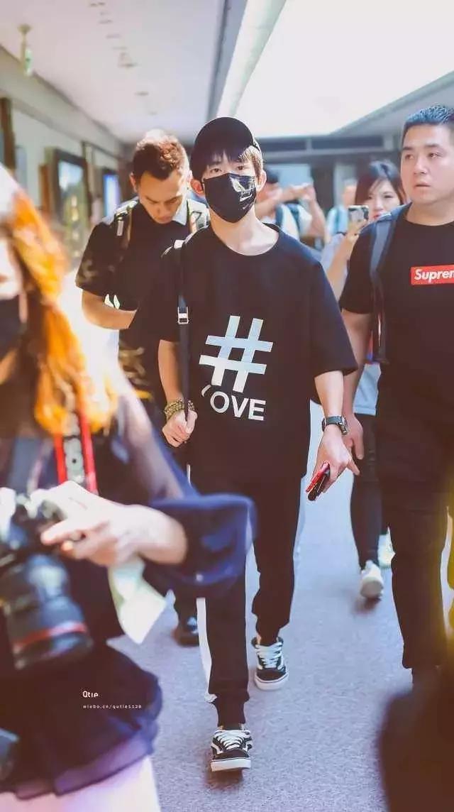 易烊千玺贝壳鞋子,易烊千玺穿的平价又潮的鞋