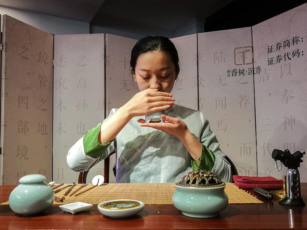 花间一缕魂，随风信邈邈——“闻香识海南”香烟缭绕余韵长