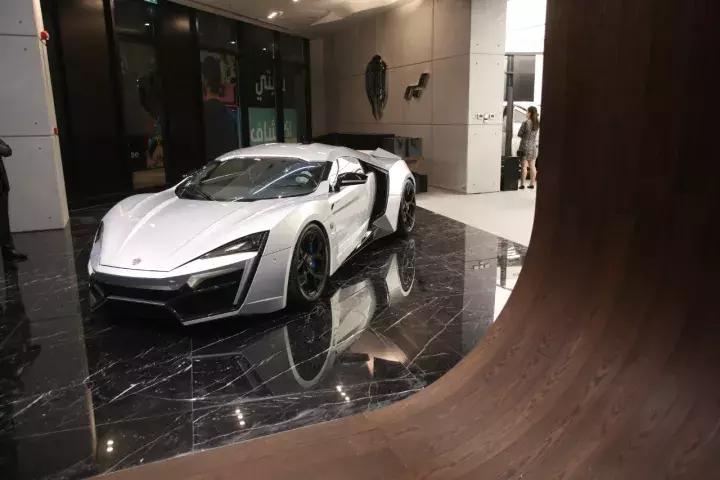 在迪拜繁华的CityWalk街区展厅，我看到了一辆中国品牌的电动车