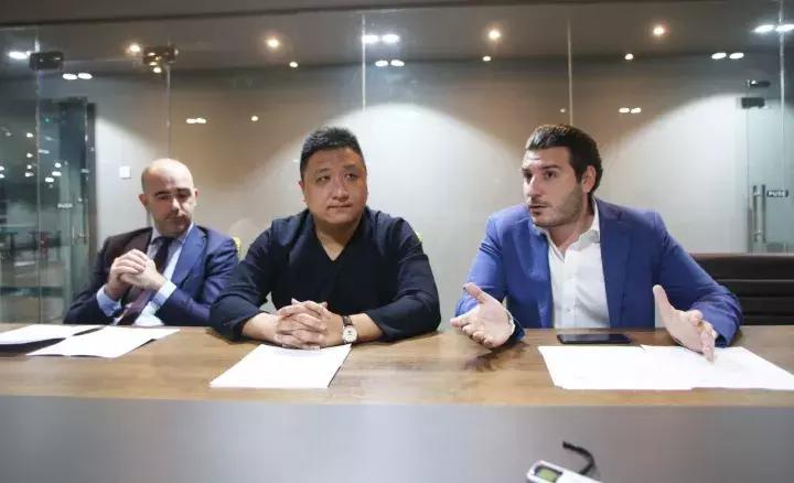 在迪拜繁华的CityWalk街区展厅，我看到了一辆中国品牌的电动车