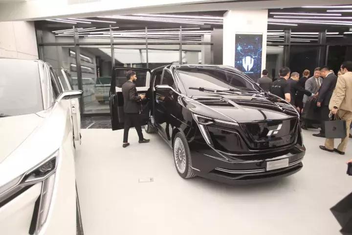 在迪拜繁华的CityWalk街区展厅，我看到了一辆中国品牌的电动车