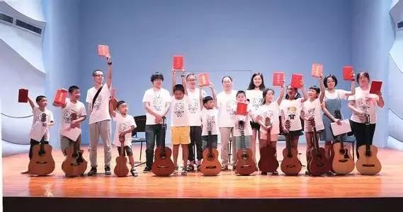 想学吉他必须要会曲谱吗,想学吉他就必须得会唱歌吗