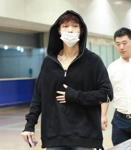 半个娱乐圈都爱的SMFK时尚战袍，和易烊千玺、潘玮柏穿情侣装啦！