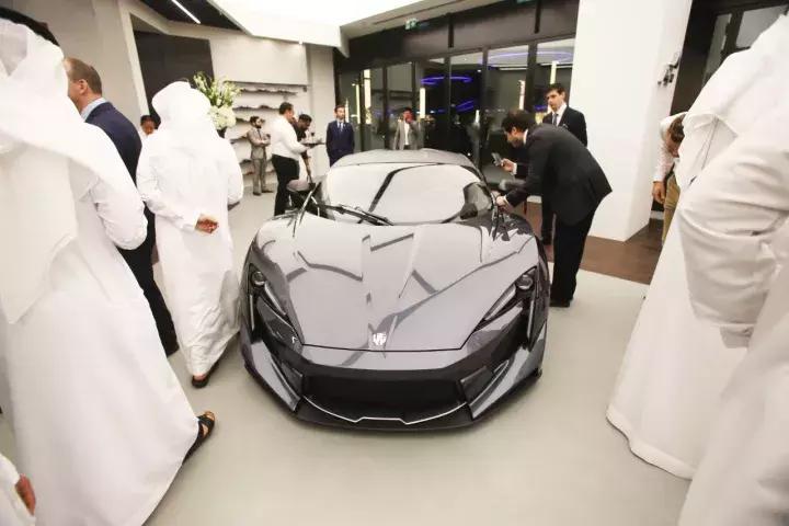 在迪拜繁华的CityWalk街区展厅，我看到了一辆中国品牌的电动车