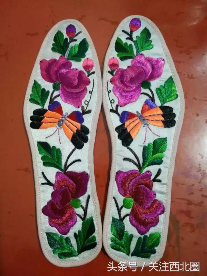 农村女人手工绣花鞋垫,农村妇女做鞋垫图片