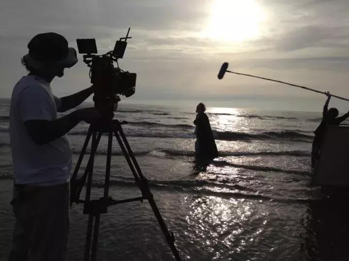 上周我们真的在电影院里住了两天