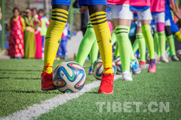 你见过在海拔3652米的拉萨踢足球的女孩吗？