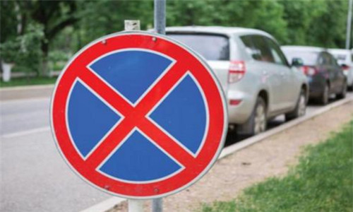 把车牌上面的小圆点扣掉，电子眼就没法拍你了，是真的吗？