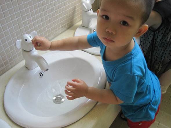 为什么孩子在幼儿园拉臭臭,孩子不愿意在小学拉臭臭