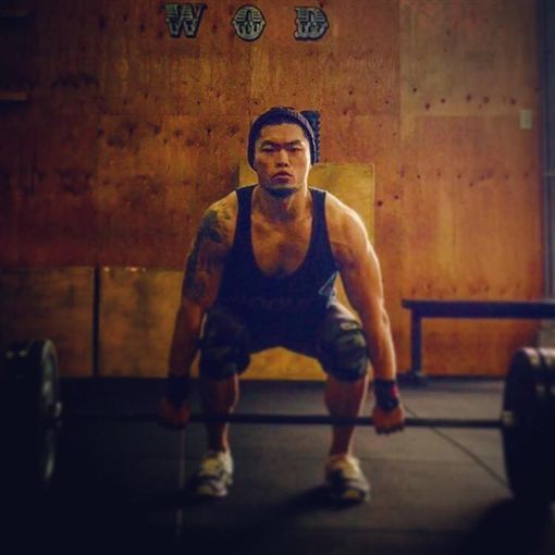 还记得他不？当年一首《想太多》，如今真的是好“玖”不见