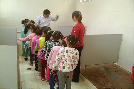 为什么孩子在幼儿园拉臭臭,孩子不愿意在小学拉臭臭