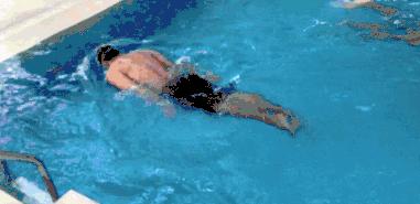 如何练好自由泳滚翻转身,梦觉自由泳转身蹬壁技巧