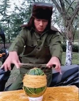 搞笑gif趣图舔冰激凌,少林龙爪手搞笑图片图文