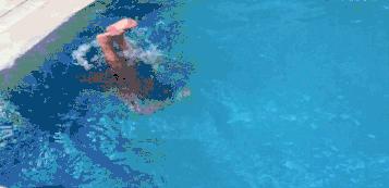 如何练好自由泳滚翻转身,梦觉自由泳转身蹬壁技巧