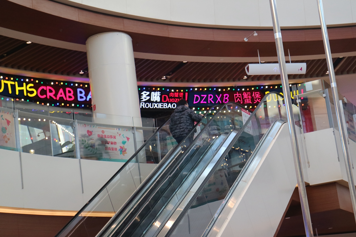 盘点雪天路滑摔倒爆笑场面,自驾游雪地上遇到突发事件