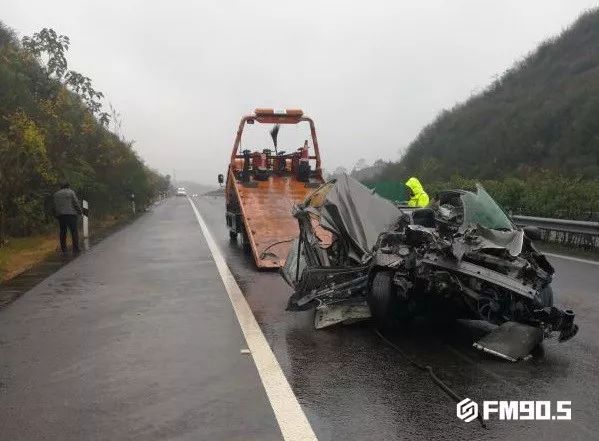 女司机开车被钢板插进驾驶室,女司机高速钻入大货车