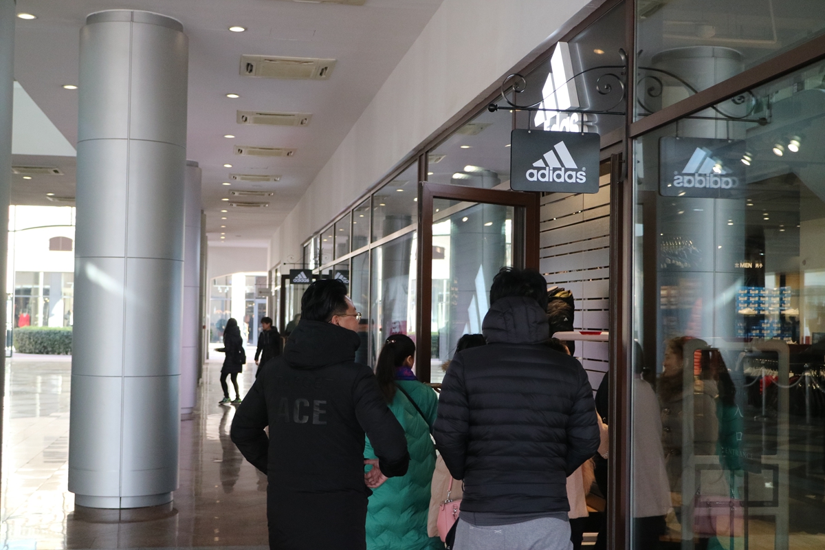 盘点雪天路滑摔倒爆笑场面,自驾游雪地上遇到突发事件