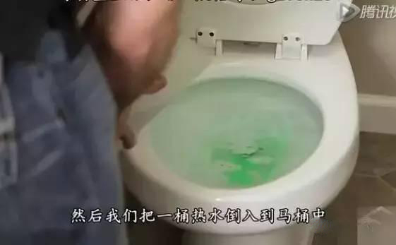 马桶堵了用保鲜膜快速疏通,马桶堵了怎么用保鲜膜才能通呢