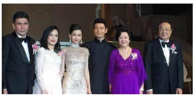 明星婚礼拍全家福,刘诗诗妈妈气质出众,胡可沙溢妈妈最朴素!