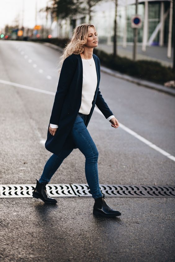 奶茶色短靴和复古蓝牛仔裤搭配吗,直筒牛仔裤搭配马丁短靴