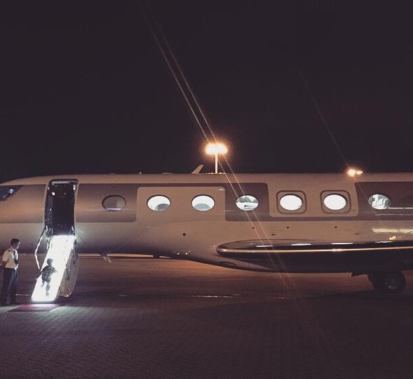 两位千亿阔太的差距：钻戒豪车pk20元地摊货