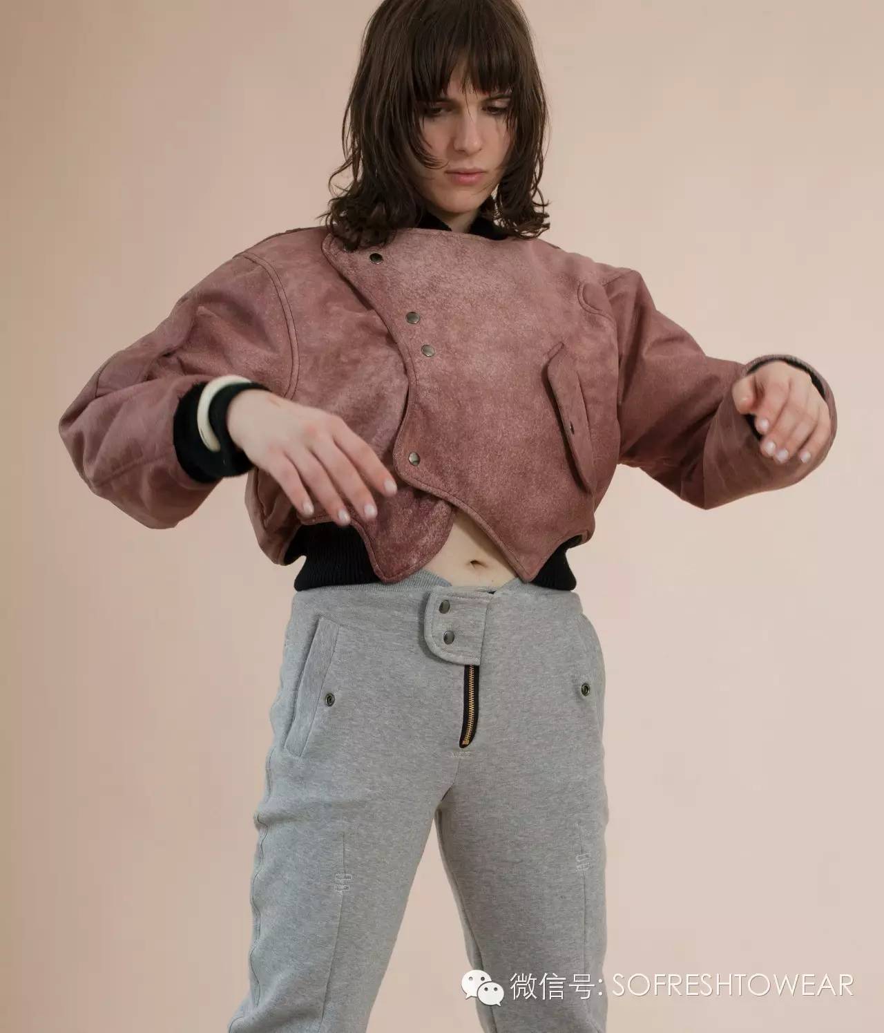 跪了|这个19岁的穷孩子，靠看杂志学做衣服，最后登上了纽约时装周