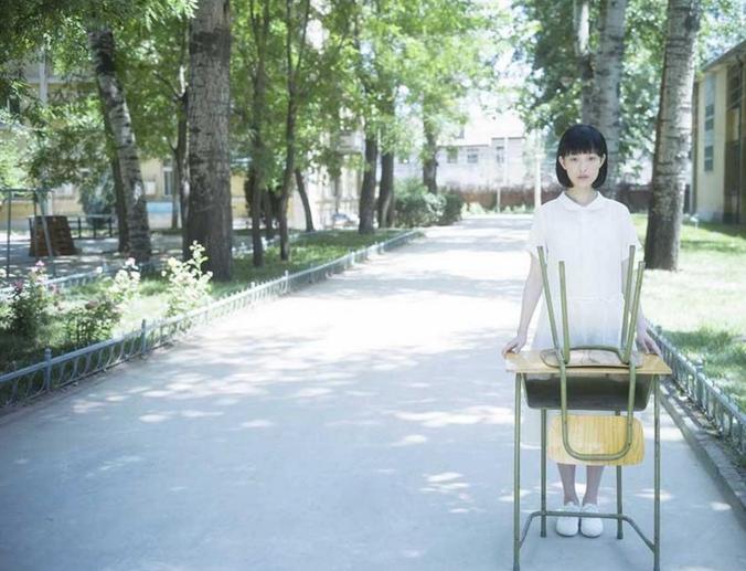 一件衬衫就让你美翻了整个春天,一件衬衫和一条裙子