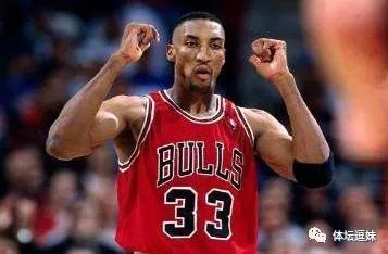 梅西深情凝望大力神杯,梅西深情凝视