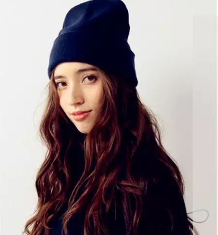 冬季戴帽子发型扎法,戴帽子发型这样搞温暖又好看