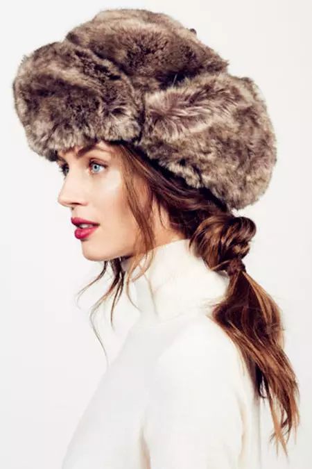 冬季戴帽子发型扎法,戴帽子发型这样搞温暖又好看