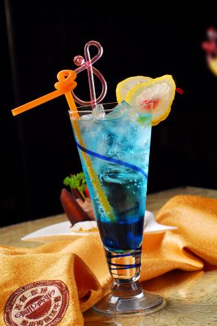 一杯敬过往何以消愁,喝什么酒最容易消愁