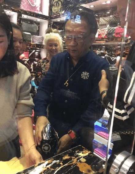 侯耀华送年轻女徒弟的名牌包,侯耀华送女徒弟奢侈品包包