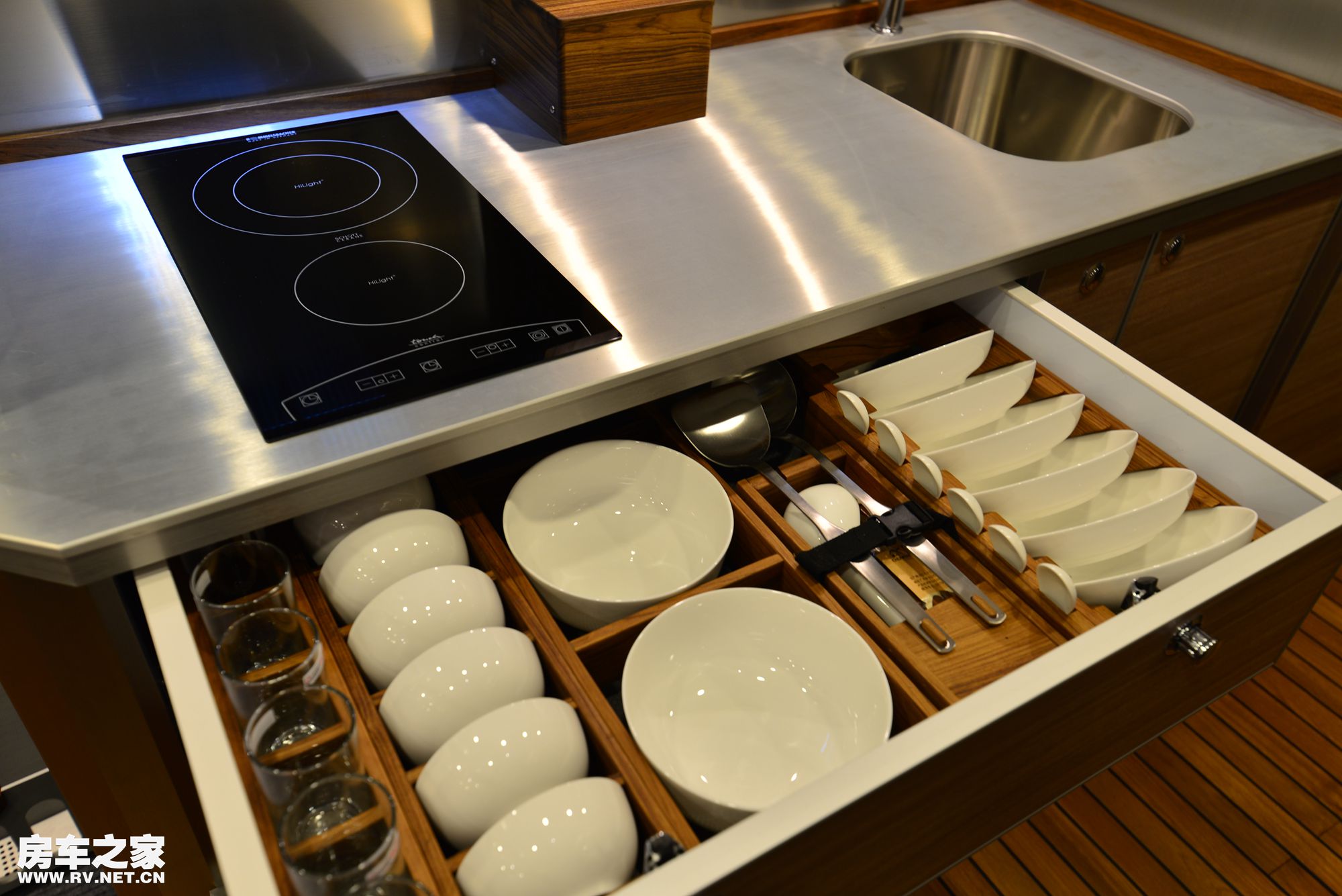 阿莫迪罗6x6征服者越野房车 (阿莫迪罗征服者8x8越野房车自驾游)