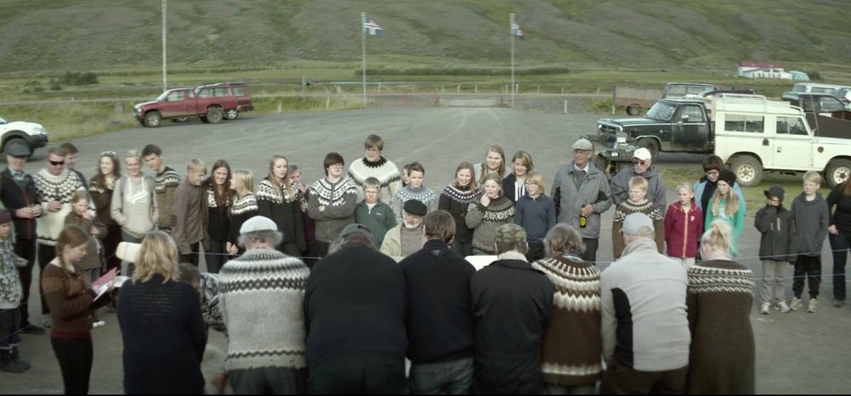 这个圣诞节，如何在合照中脱颖而出，这款减龄花纹一定适合你！