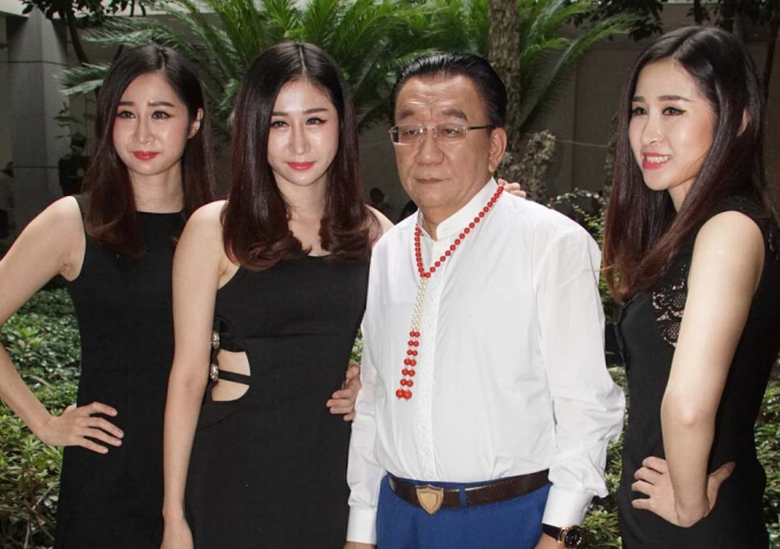 自称三国混血的安娜金和侯耀华三胞胎外甥女做的是同款脸吧?