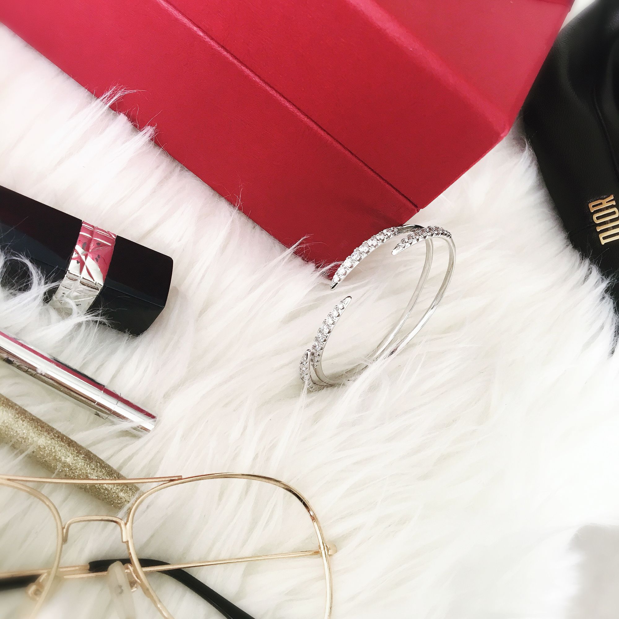 高级感休闲风配饰,简约风格买什么样的装饰品