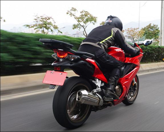 本田v4发动机视频,摩托车v4和直四引擎的区别