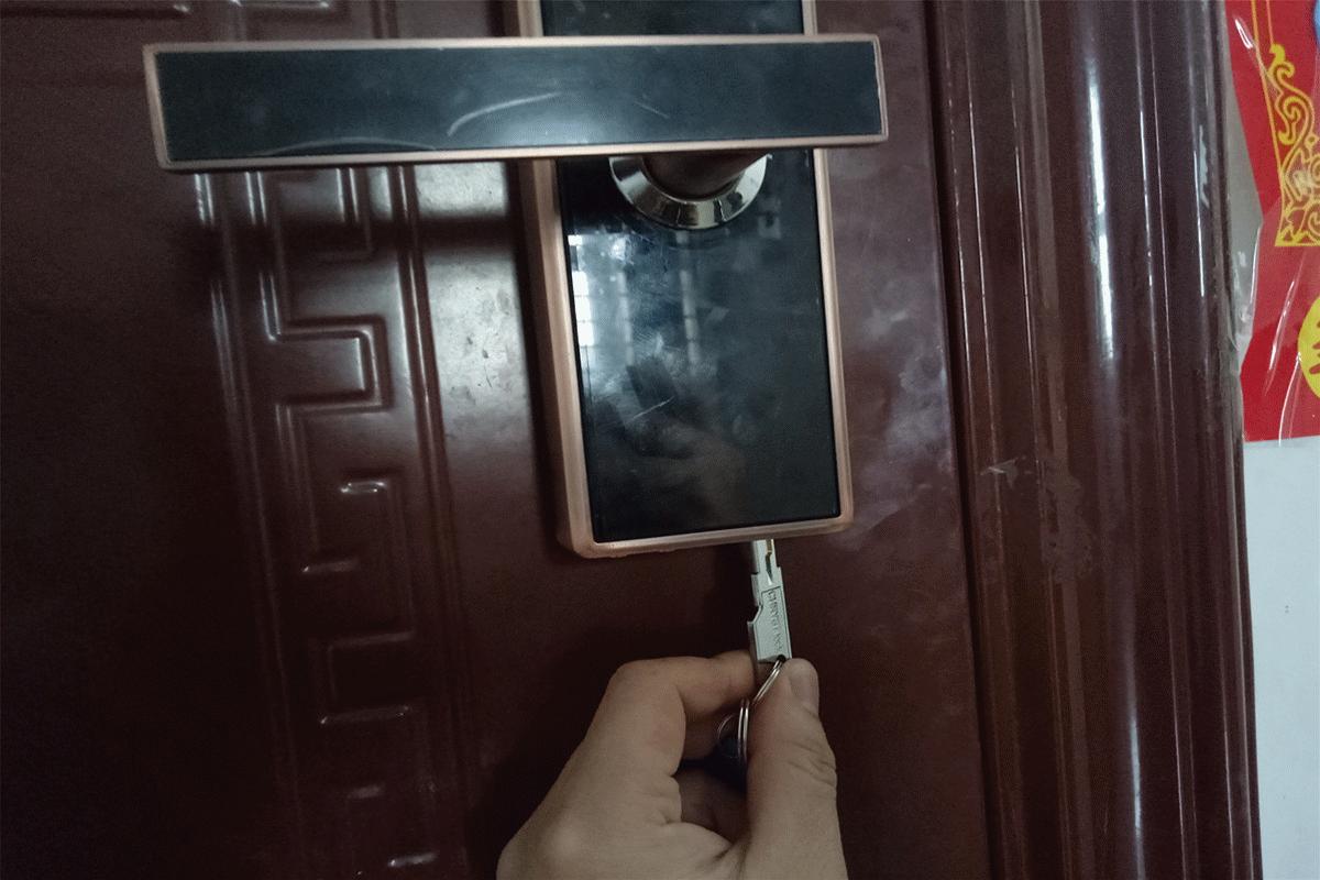 智能门锁容易被小偷无痕打开吗,智能门锁拆解图解