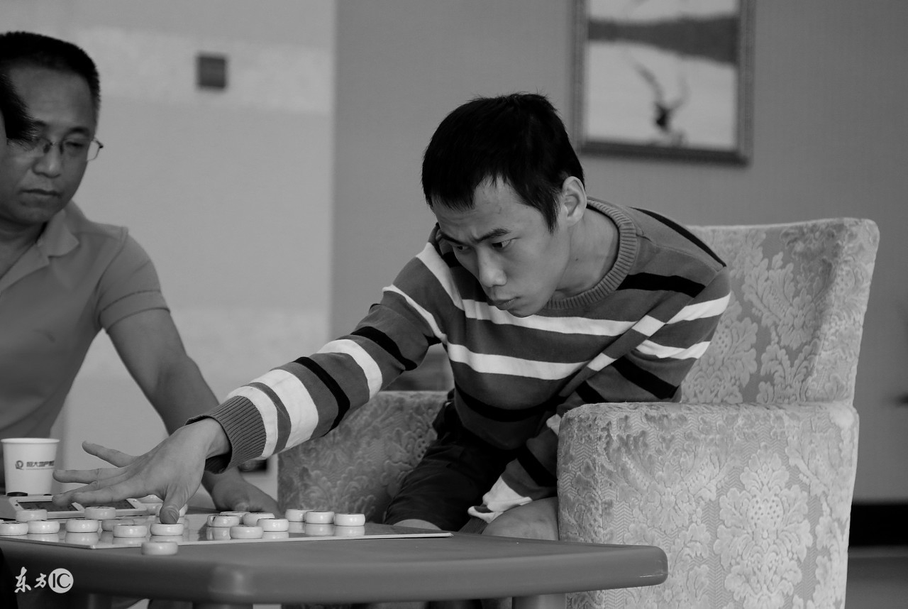 妈妈自制“直立器”帮脑瘫孩子康复，脑瘫的那些知识你了解多少？