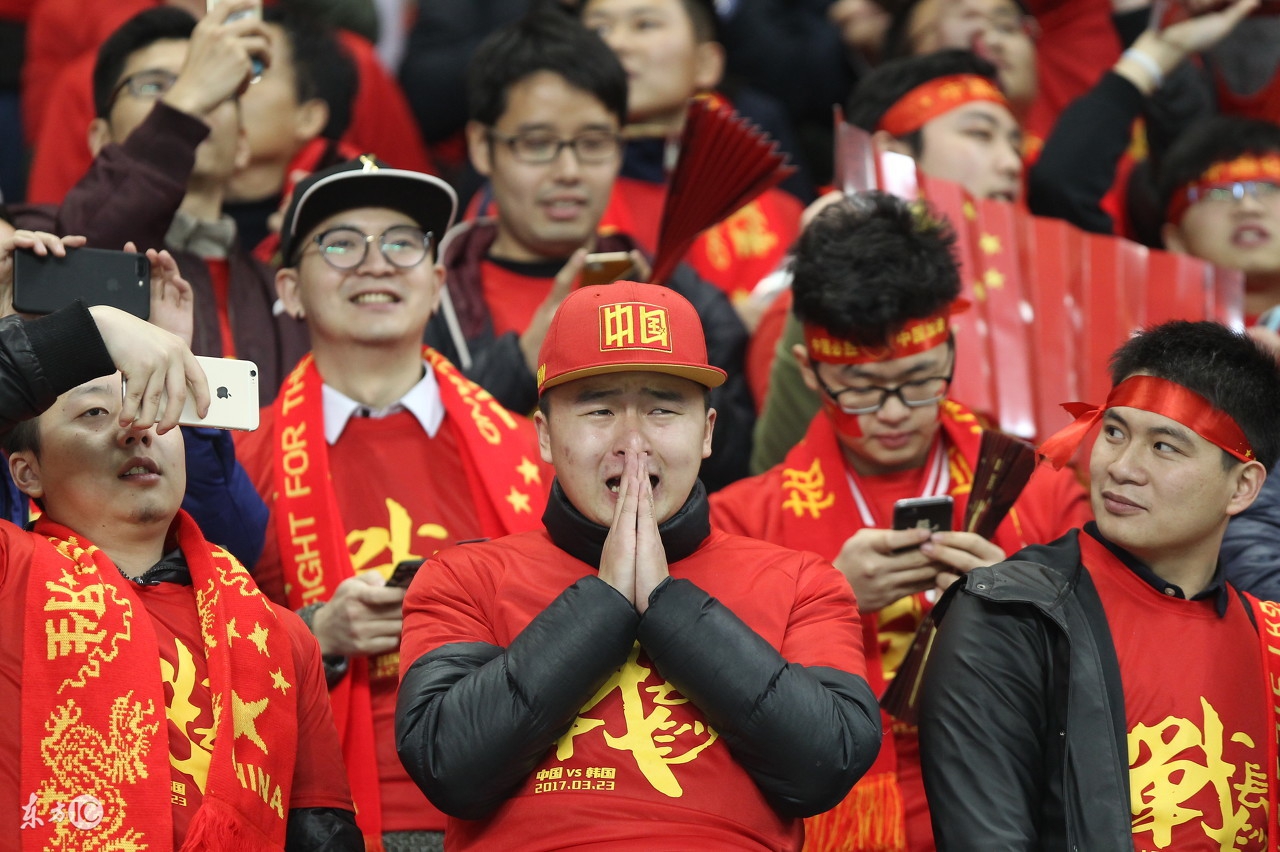 卡卡退役视频完整天下足球,科比退役时刻球星卡