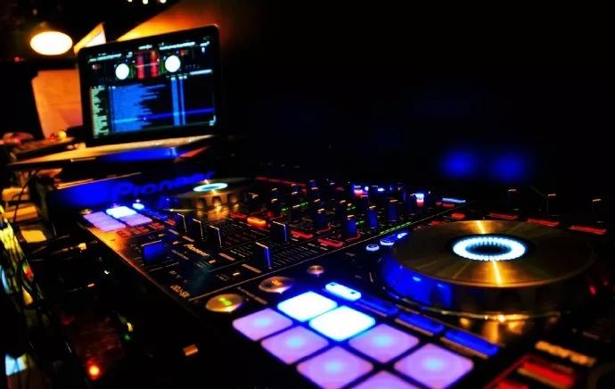 成都最高的酒吧，佳酿、美女、电音、轰趴，这个圣诞在这都能找到