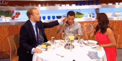 英国礼仪专家教你精致优雅发邮件,英国礼仪专家教人用刀叉